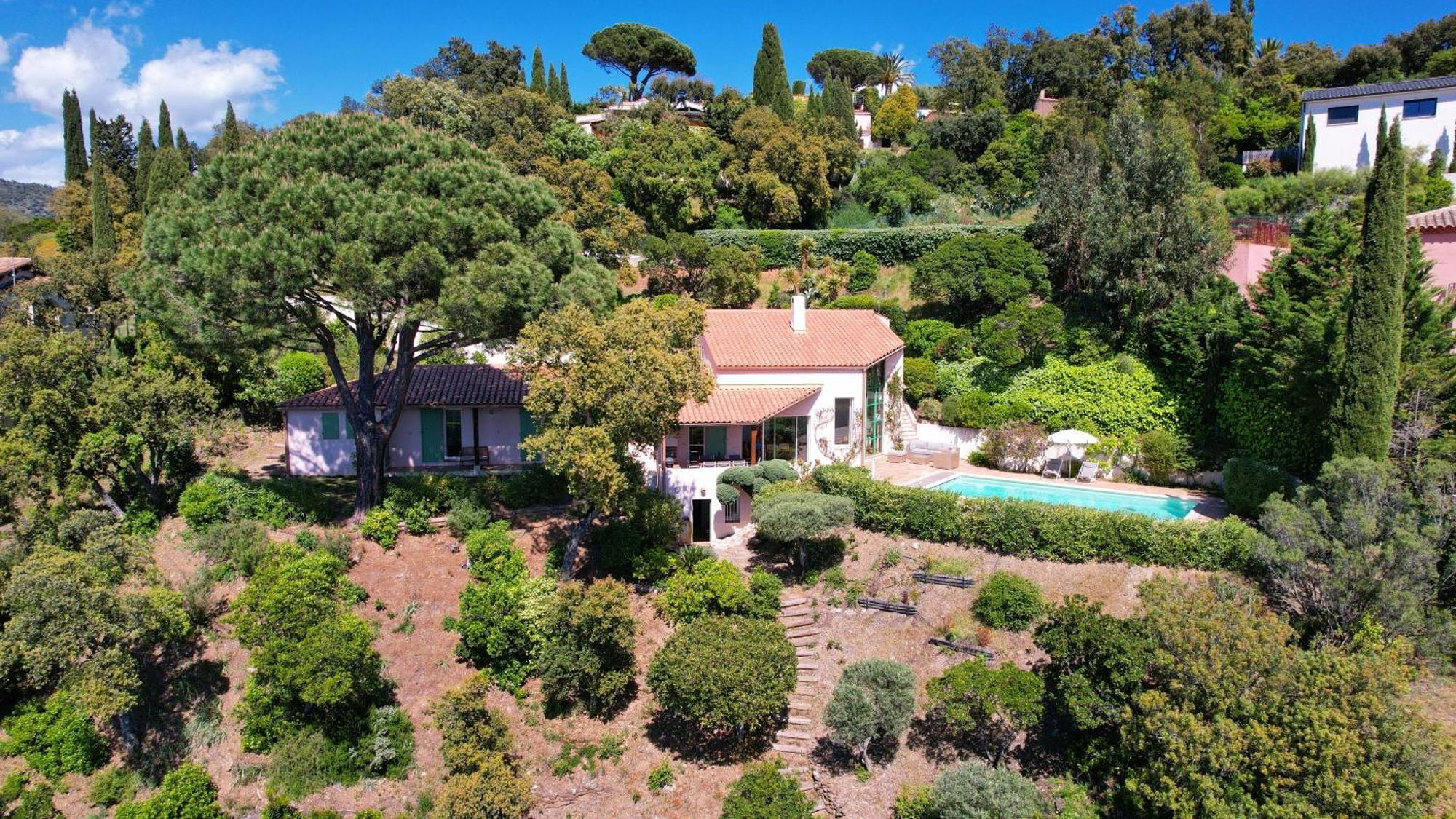 Lougabie Pour 8 Personnes, Vue Et Piscine Sur Le Domaine De Valcros A La Londe-les Maures Villa La Londe-les-Maures